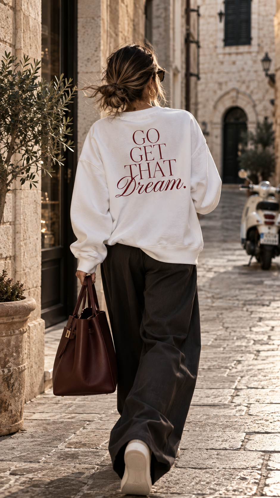 GO GET THAT DREAM. Sweatshirt – White